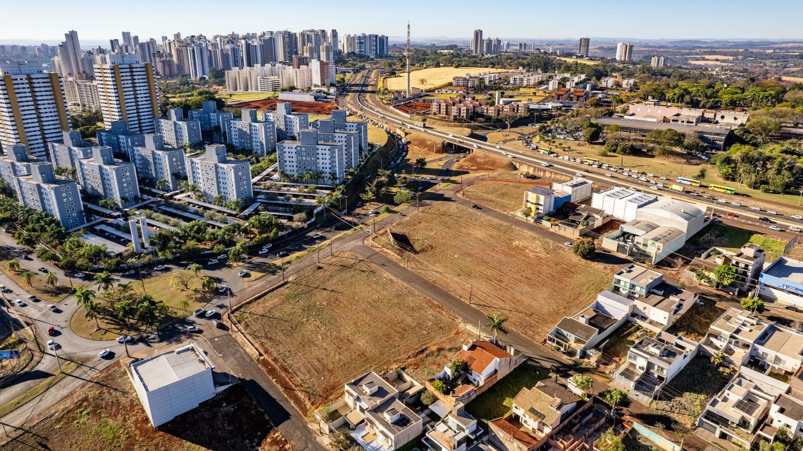 Explore a stunning aerial view of Londrina, Paraná, showcasing modern architecture and city layout.